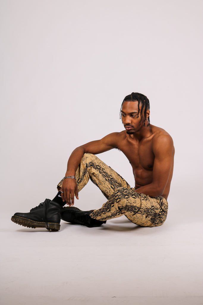 ONE ABOVE ANOTHER Sand Snake Cargo Pants